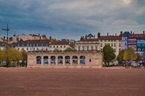 découvrez bellecour, le cœur vibrant de lyon, où l’architecture élégante rencontre une ambiance animée. promenez-vous sur la place emblématique, explorez ses boutiques raffinées et savourez une cuisine locale dans ses nombreux cafés.