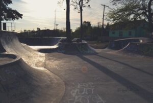 découvrez notre skatepark, un espace dédié aux passionnés de glisse. que vous soyez débutant ou expert, profitez de rampes, rails et zone de street pour perfectionner vos tricks et partager des moments inoubliables avec d'autres riders. rejoignez-nous pour des sessions de skate dynamiques et fun !