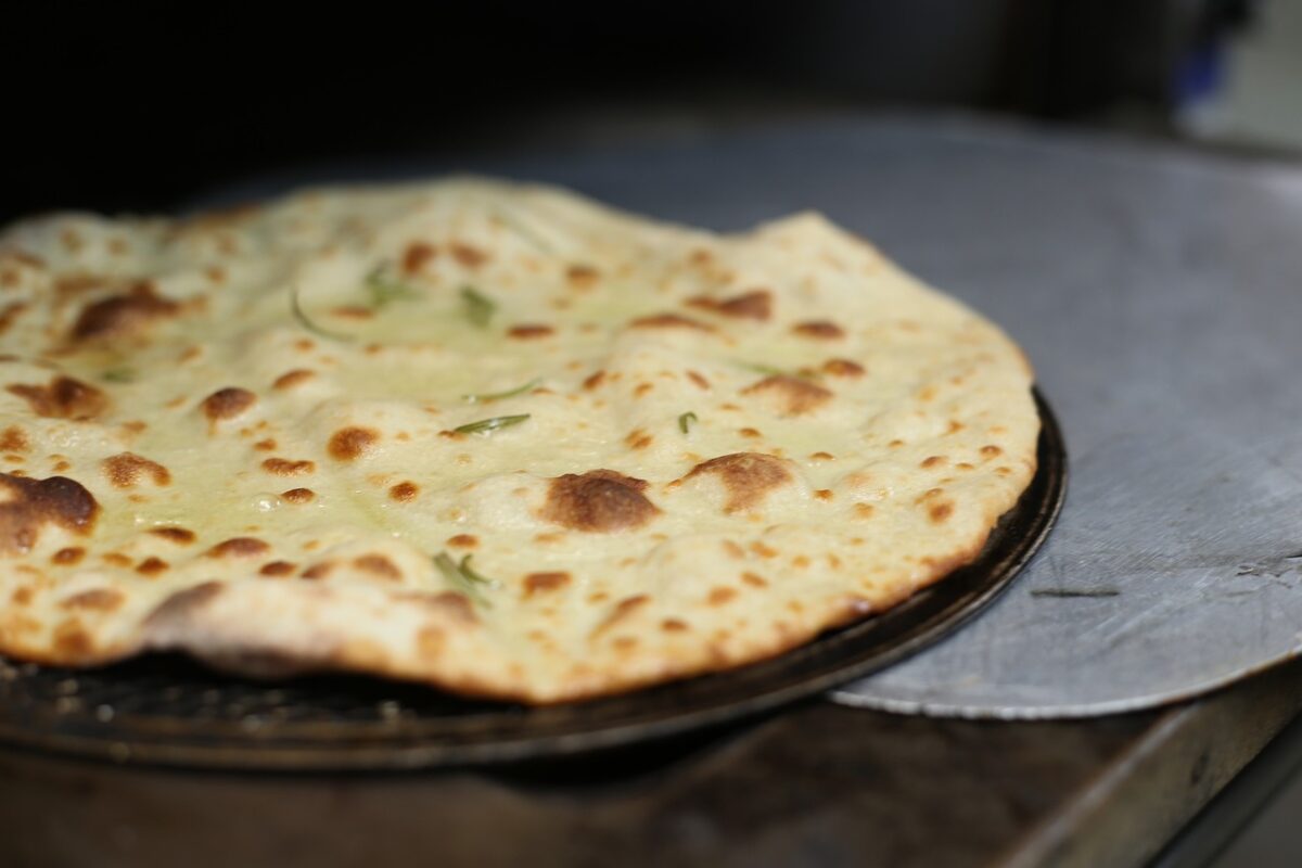 découvrez la bressane galette, une délicieuse spécialité de la région rhône-alpes, qui allie sapidité et tradition. savourez cette galette rustique, croustillante à l'extérieur et moelleuse à l'intérieur, idéale pour un repas convivial ou un encas gourmand. plongez au cœur des richesses culinaires de bresse!