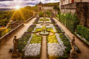 découvrez les jardins suspendus, un véritable havre de paix et de verdure qui offre une expérience unique en harmonie avec la nature. éveillez vos sens au milieu de cette oasis de fleurs et de plantes, suspendue entre ciel et terre.