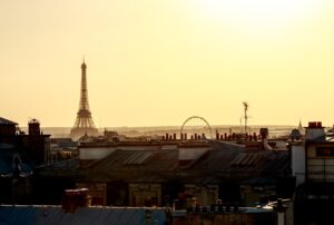 découvrez la majestueuse tour eiffel, emblème de paris et symbole de l'architecture française. admirez ses 300 mètres de hauteur, explorez ses niveaux panoramiques offrant une vue imprenable sur la ville lumière et plongez dans l'histoire fascinante de ce monument incontournable.