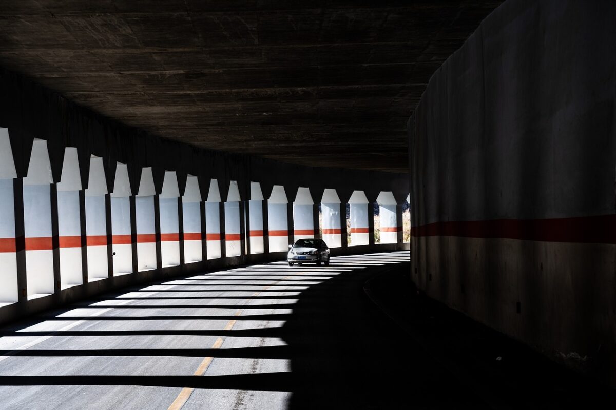 découvrez le tunnel de fourvière, un vestige historique situé à lyon, mêlant architecture fascinante et histoire captivante. explorez ce passage souterrain emblématique qui relie la basilique de fourvière aux autres sites touristiques de la ville. une aventure à ne pas manquer pour les passionnés d'histoire et d'architecture.