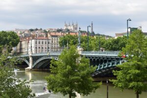 découvrez lyon, la perle du rhône, célèbre pour sa gastronomie, son patrimoine historique et sa dynamique culture. explorez ses quartiers pittoresques, ses traboules uniques et profitez des événements captivants qui rythment la ville tout au long de l'année.